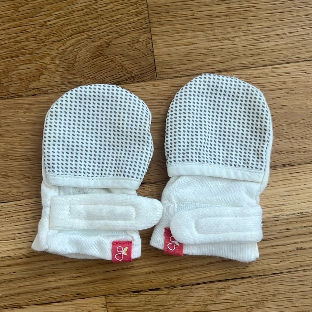 Baby mittens to prevent scratching